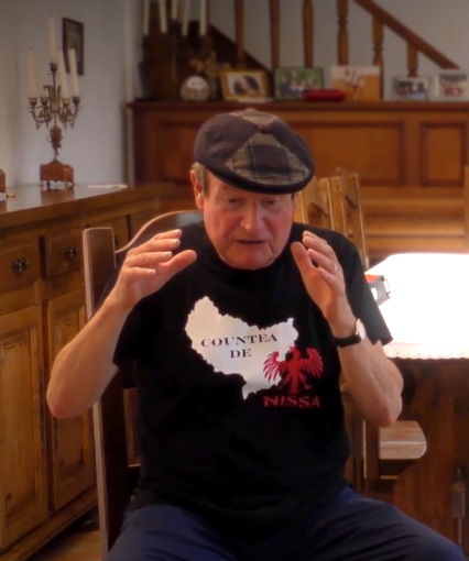 livre ouvert avec lettres s'envolant