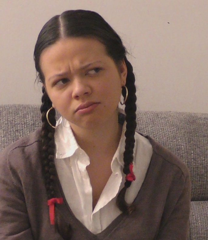 livre ouvert avec lettres s'envolant